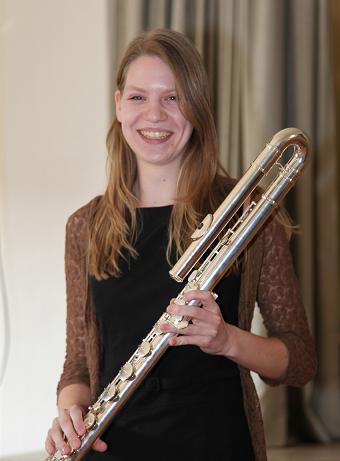 Bassquerflöte und -Spielerin